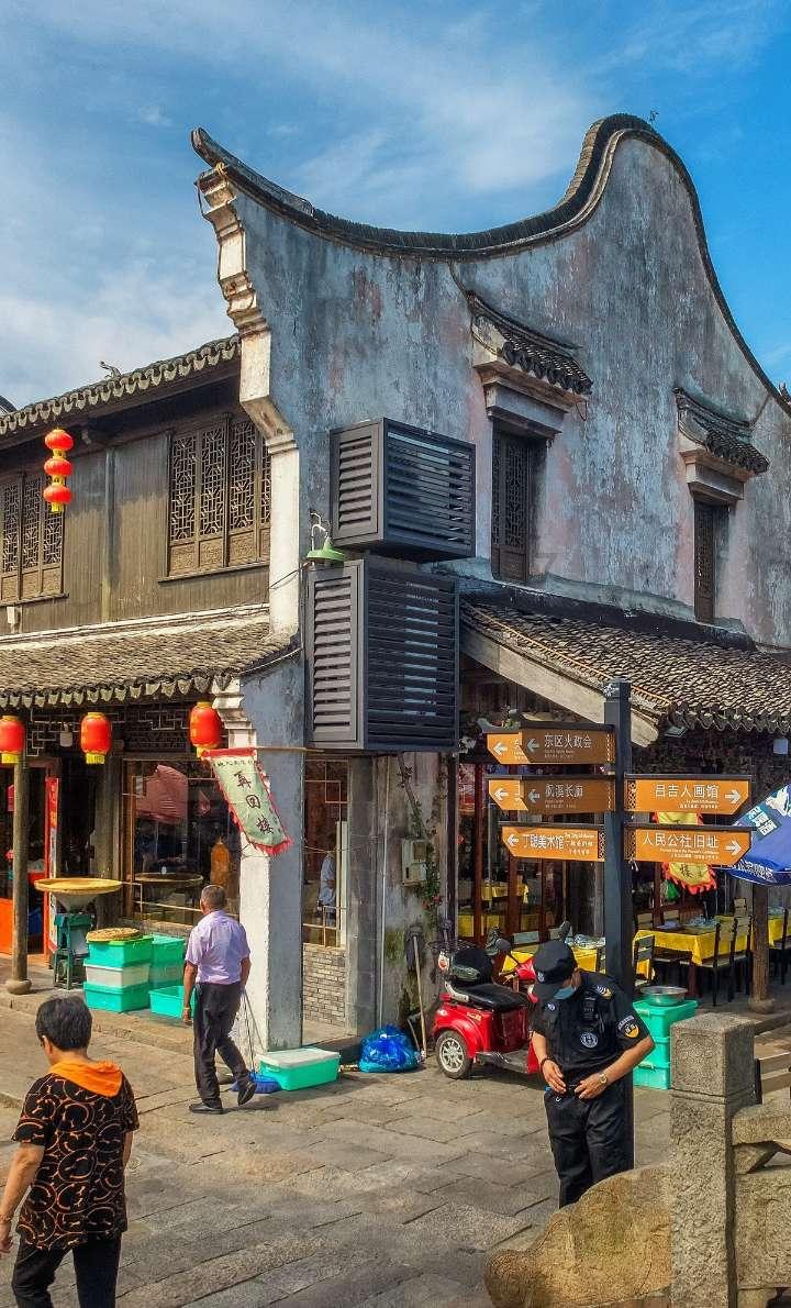 于正迷惑发言牵扯吴宣仪，引发误会，于正澄清误会